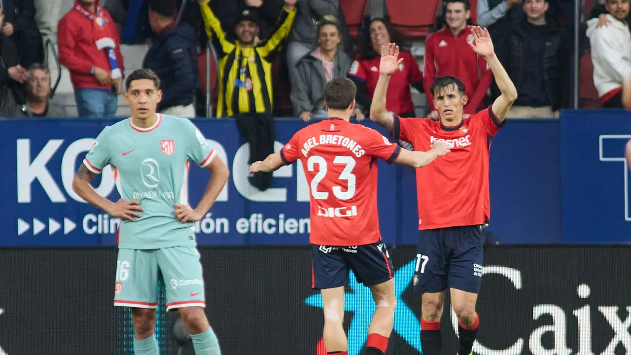 Los jugadores de Osasuna celebran el gol de Ante Budimir (2-0) durante el partido de La Liga EA Sports entre CA Osasuna y Atlético Madrid disputado en el estadio de El Sadar en Pamplona. IÑIGO ALZUGARAY