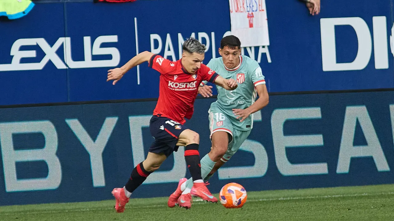 Bryan Zaragoza (19. CA Osasuna) y Nahuel Molina (16. Atletico Madrid) durante el partido de La Liga EA Sports entre CA Osasuna y Atlético Madrid disputado en el estadio de El Sadar en Pamplona. IÑIGO ALZUGARAY