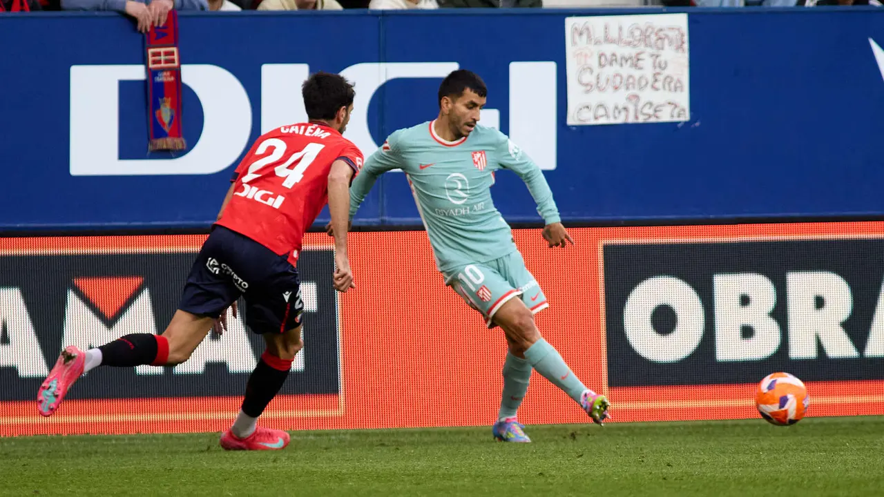 Alejandro Catena (24. CA Osasuna) y Ángel Correa (10. Atletico Madrid) durante el partido de La Liga EA Sports entre CA Osasuna y Atlético Madrid disputado en el estadio de El Sadar en Pamplona. IÑIGO ALZUGARAY