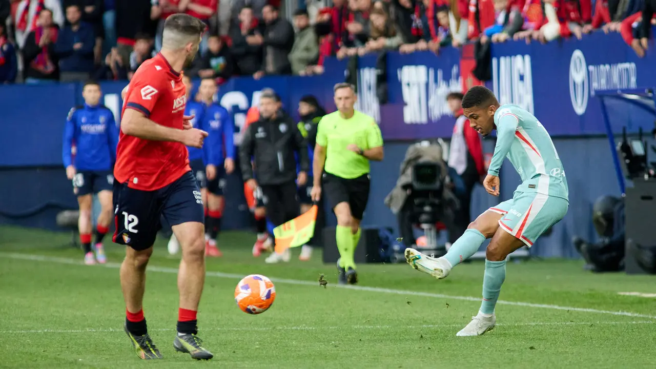 Jesús Areso (12. CA Osasuna) y Samuel Lino (12. Atletico Madrid) durante el partido de La Liga EA Sports entre CA Osasuna y Atlético Madrid disputado en el estadio de El Sadar en Pamplona. IÑIGO ALZUGARAY