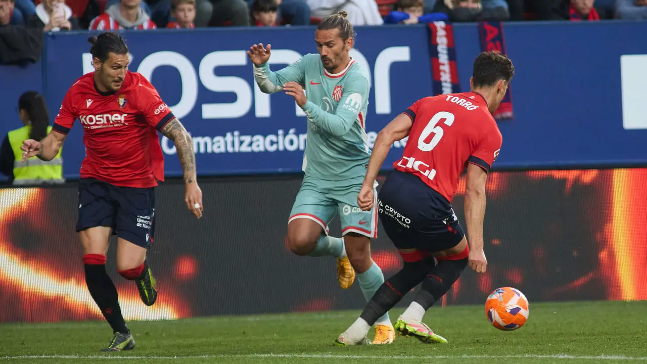 durante el partido de La Liga EA Sports entre CA Osasuna y Atlético Madrid disputado en el estadio de El Sadar en Pamplona. IÑIGO ALZUGARAY