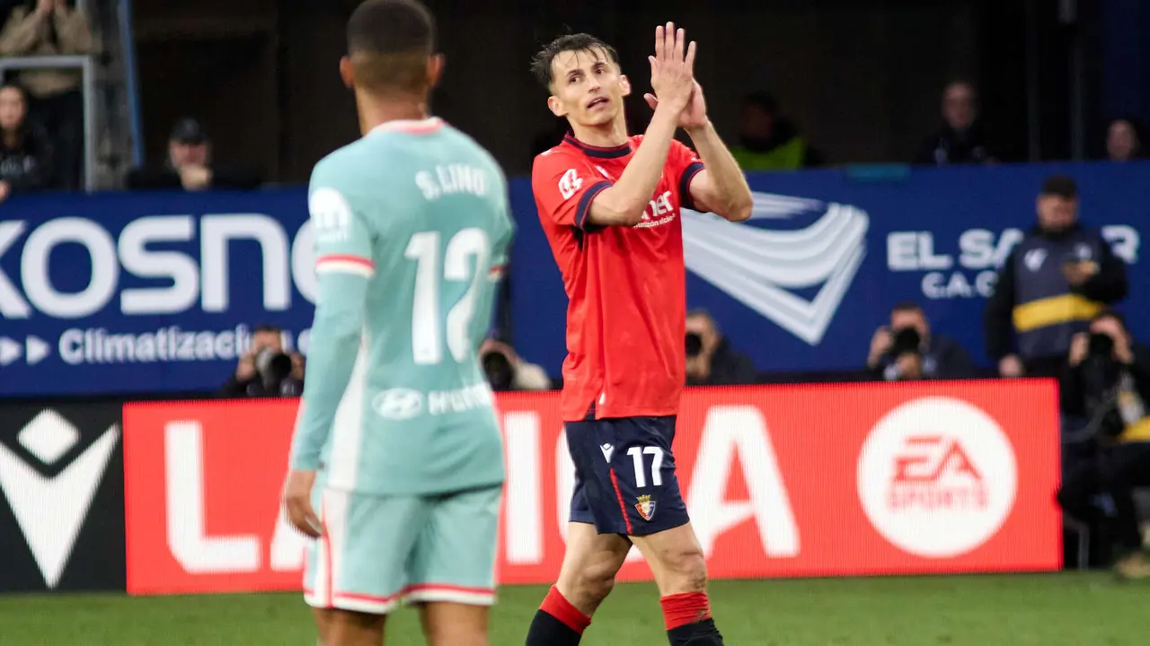 Ante Budimir (17. CA Osasuna) durante el partido de La Liga EA Sports entre CA Osasuna y Atlético Madrid disputado en el estadio de El Sadar en Pamplona. IÑIGO ALZUGARAY