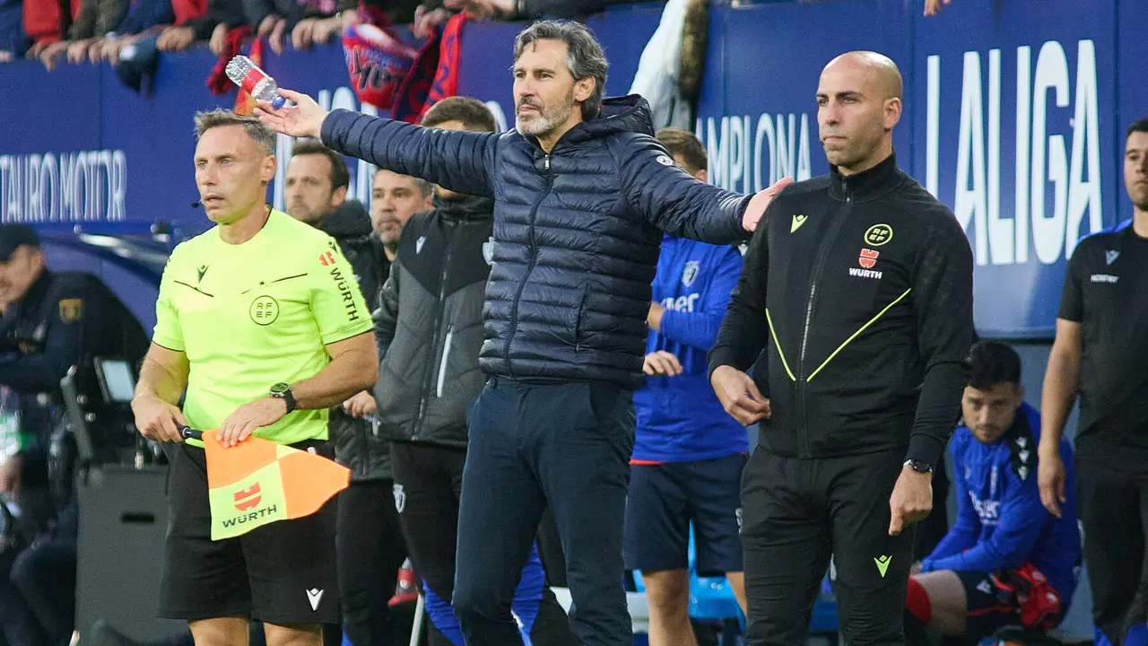 Vicente Moreno (entrenador CA Osasuna) durante el partido de La Liga EA Sports entre CA Osasuna y Atlético Madrid disputado en el estadio de El Sadar en Pamplona. IÑIGO ALZUGARAY