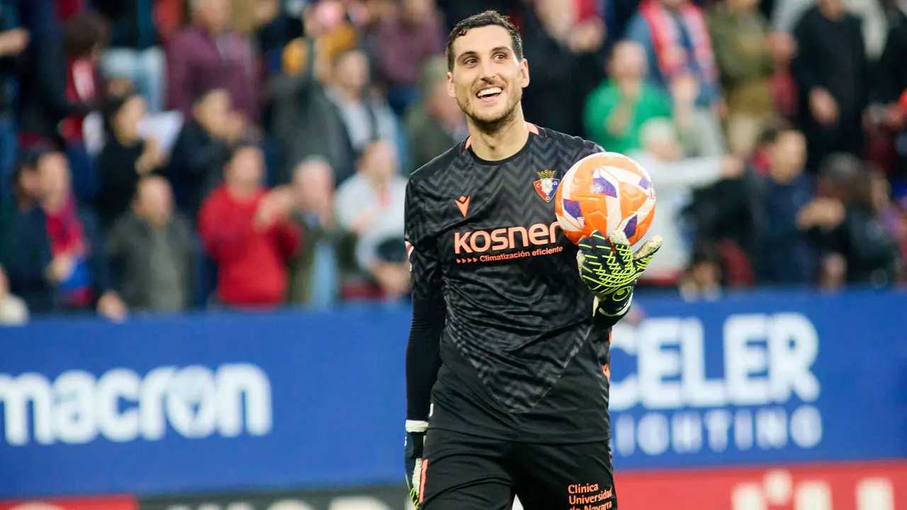 Sergio Herrera (1. CA Osasuna) durante el partido de La Liga EA Sports entre CA Osasuna y Atlético Madrid disputado en el estadio de El Sadar en Pamplona. IÑIGO ALZUGARAY