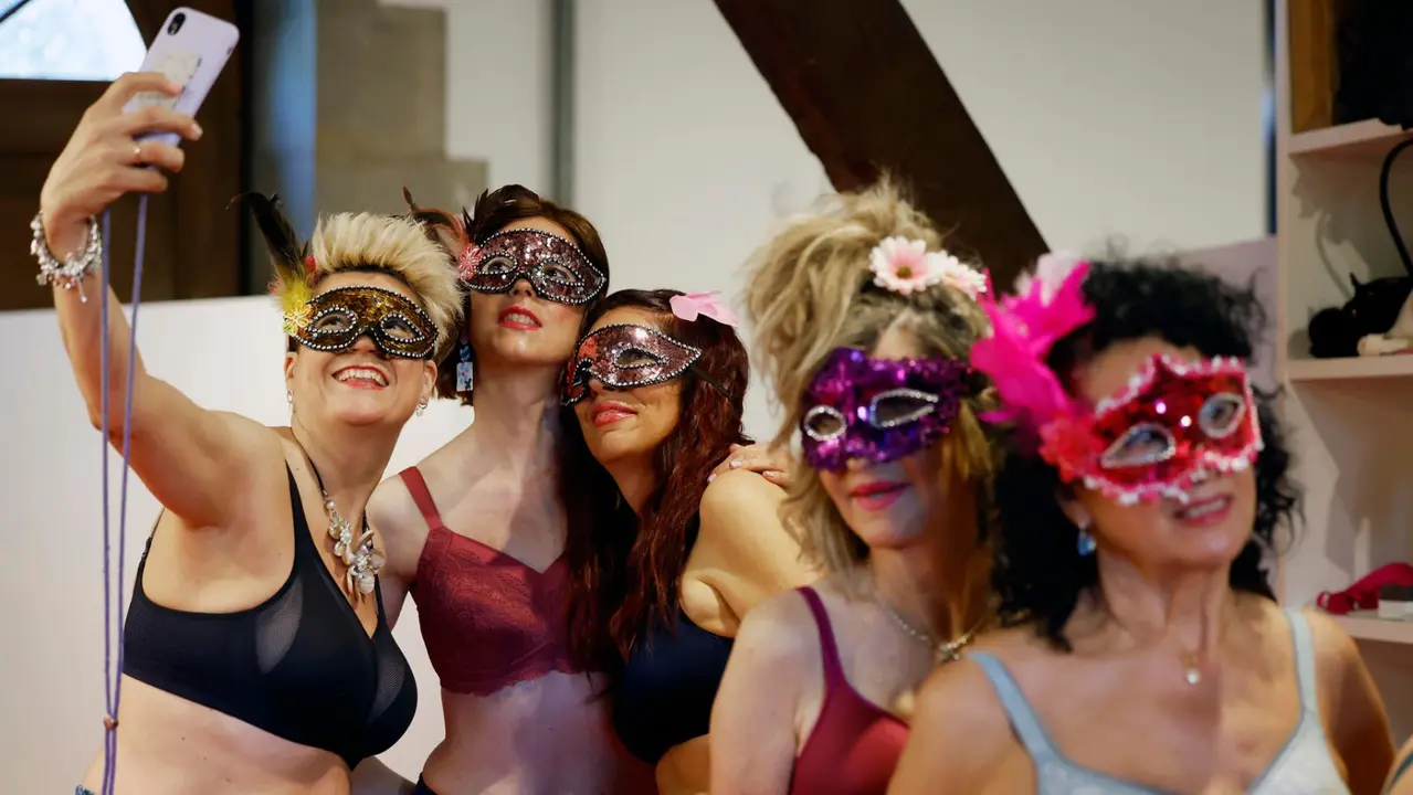 Las modelos "valientes" de Saray desfilan con lencería, ropa de baño y complementos. EFE