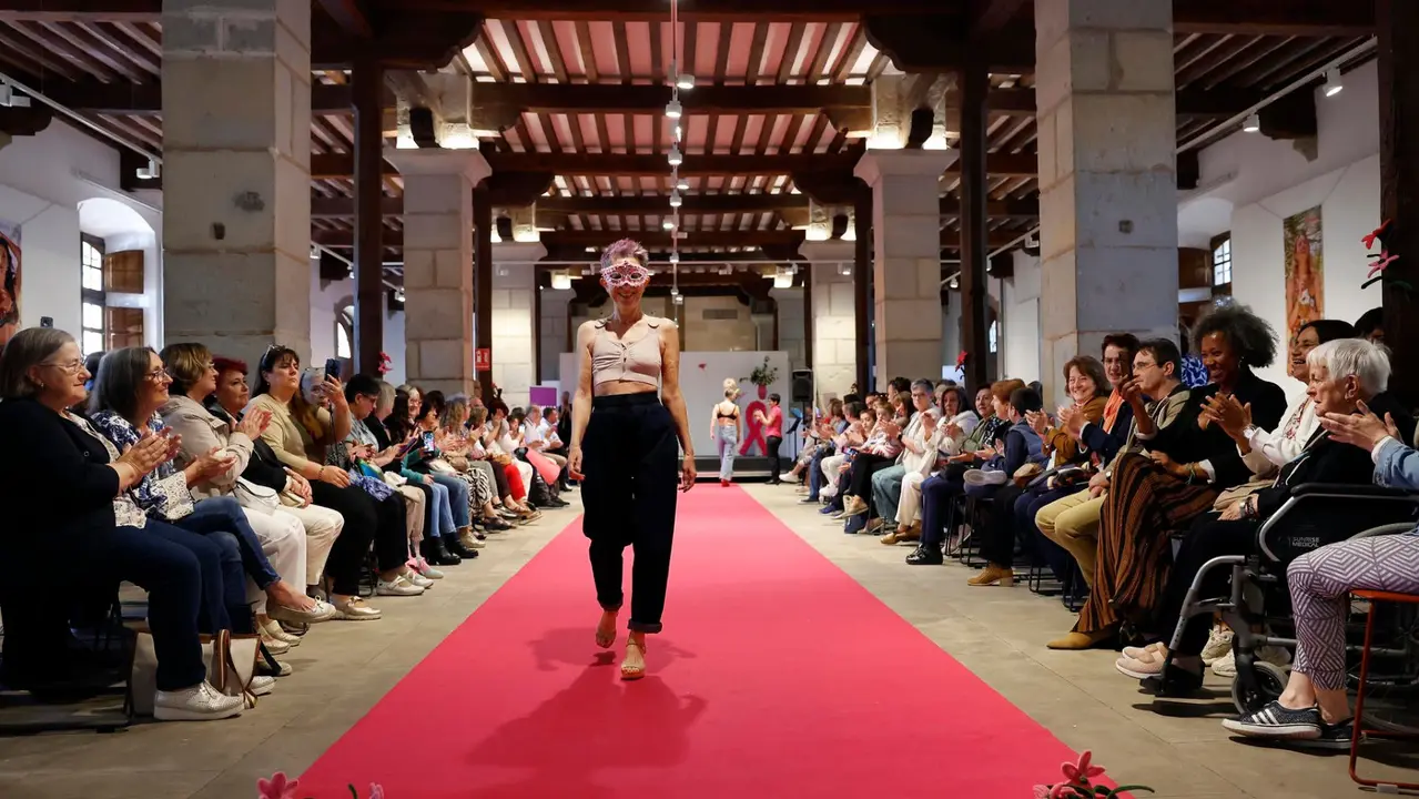 Las modelos "valientes" de Saray desfilan con lencería, ropa de baño y complementos. EFE