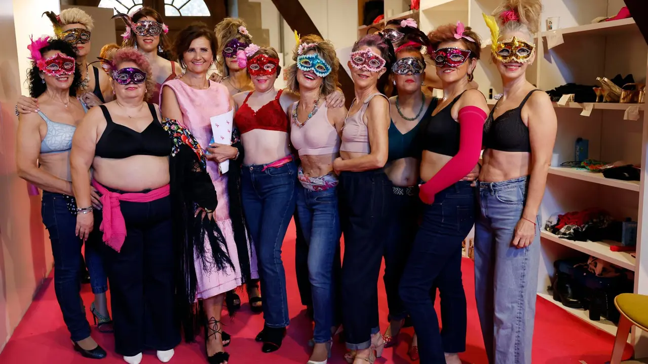 Las modelos "valientes" de Saray desfilan con lencería, ropa de baño y complementos. EFE