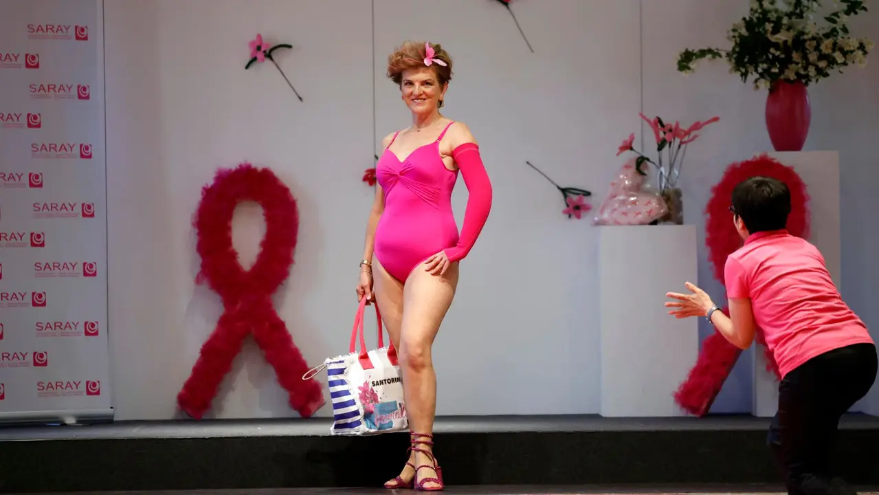 Las modelos "valientes" de Saray desfilan con lencería, ropa de baño y complementos. EFE