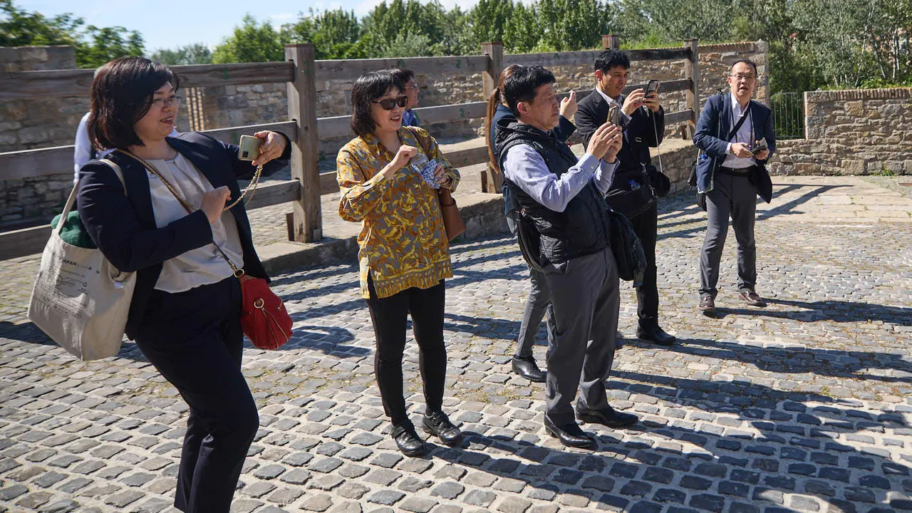 Autoridades de la ciudad japonesa de Yamaguchi visitan Pamplona. IÑIGO ALZUGARAY
