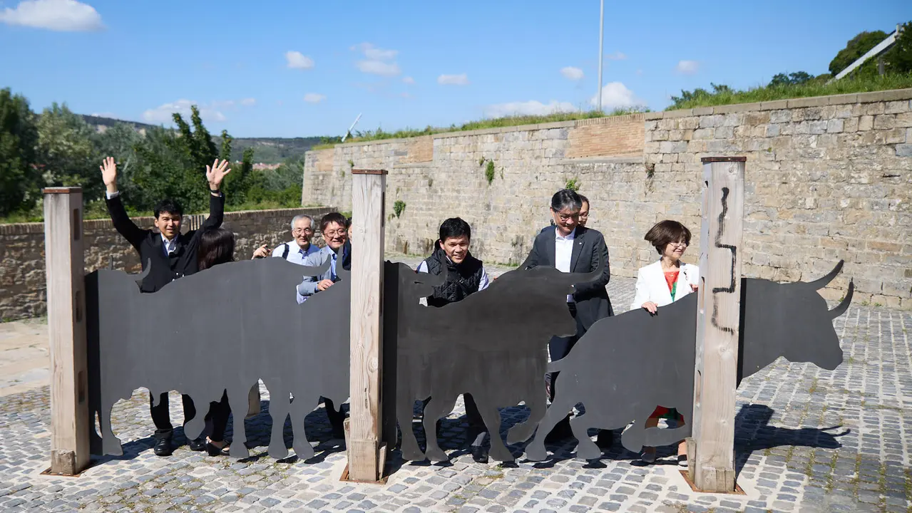 Autoridades de la ciudad japonesa de Yamaguchi visitan Pamplona. IÑIGO ALZUGARAY