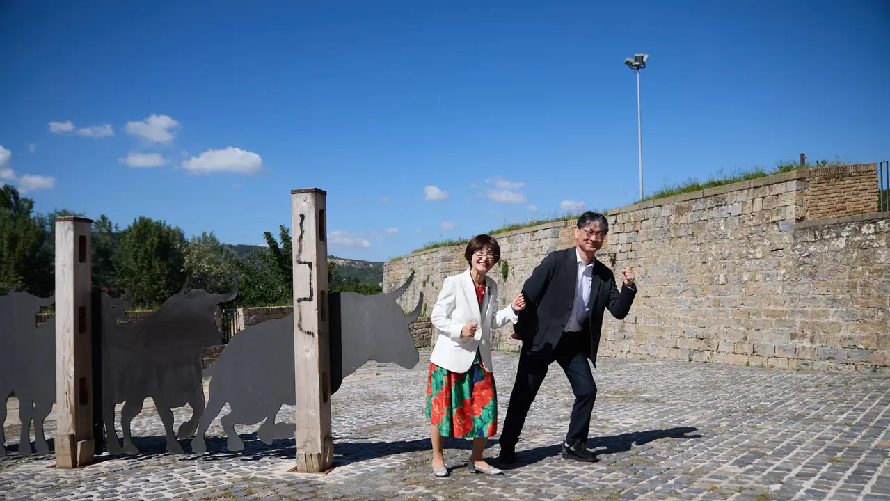 Autoridades de la ciudad japonesa de Yamaguchi visitan el Ayuntamiento de Pamplona. IÑIGO ALZUGARAY