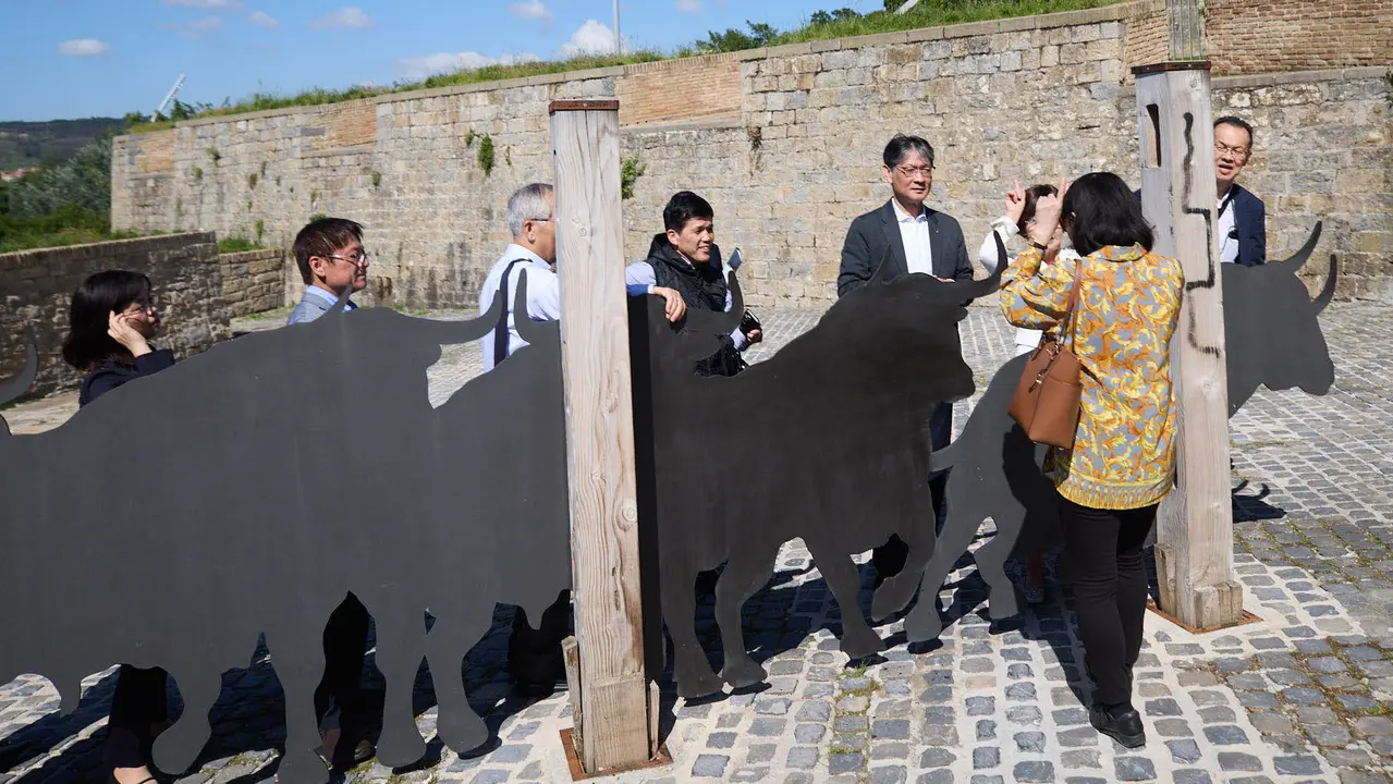 Autoridades de la ciudad japonesa de Yamaguchi visitan Pamplona. IÑIGO ALZUGARAY