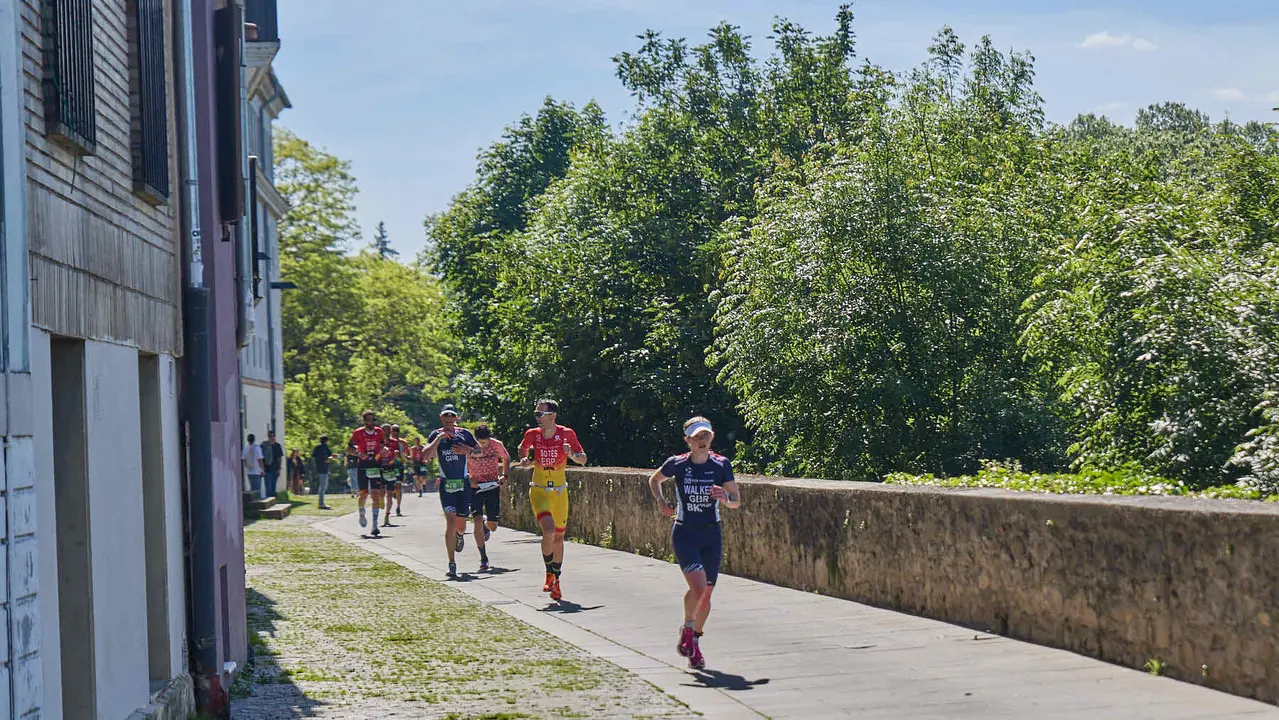 X edición de la Half Triathlon Pamplona-Iruña, que además este año ha sido también el Campeonato de Europa de Triatlón de Media Distancia, con la victoria del español Guillem Montiel en categoría masculina y la polaca Marta Lagownik en categoría femenina. IÑIGO ALZUGARAY
