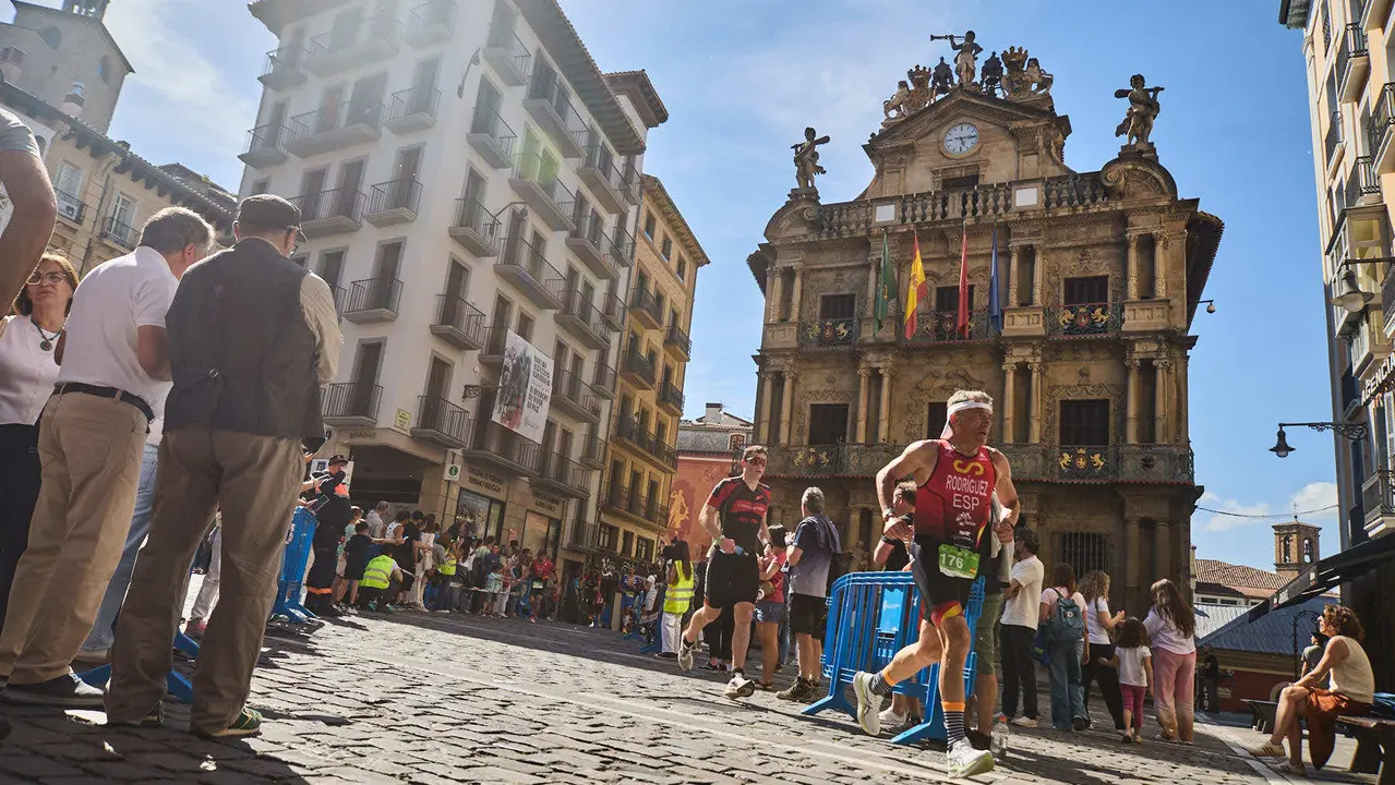 X edición de la Half Triathlon Pamplona-Iruña, que además este año ha sido también el Campeonato de Europa de Triatlón de Media Distancia, con la victoria del español Guillem Montiel en categoría masculina y la polaca Marta Lagownik en categoría femenina. IÑIGO ALZUGARAY