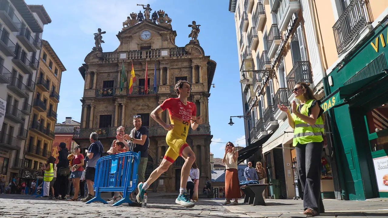 X edición de la Half Triathlon Pamplona-Iruña, que además este año ha sido también el Campeonato de Europa de Triatlón de Media Distancia, con la victoria del español Guillem Montiel en categoría masculina y la polaca Marta Lagownik en categoría femenina. IÑIGO ALZUGARAY
