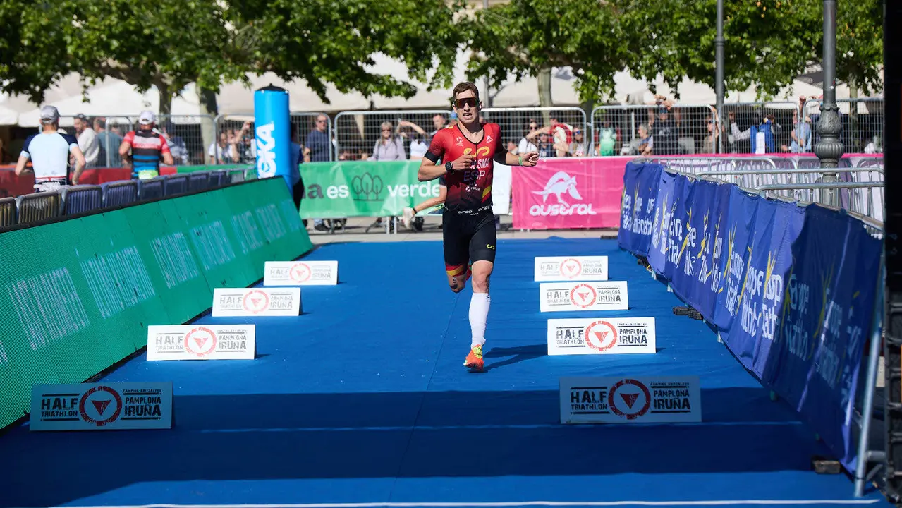 X edición de la Half Triathlon Pamplona-Iruña, que además este año ha sido también el Campeonato de Europa de Triatlón de Media Distancia, con la victoria del español Guillem Montiel en categoría masculina y la polaca Marta Lagownik en categoría femenina. IÑIGO ALZUGARAY