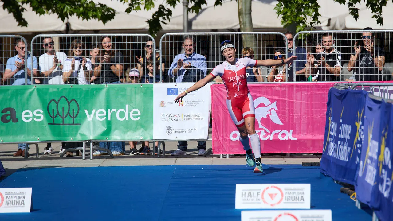 X edición de la Half Triathlon Pamplona-Iruña, que además este año ha sido también el Campeonato de Europa de Triatlón de Media Distancia, con la victoria del español Guillem Montiel en categoría masculina y la polaca Marta Lagownik en categoría femenina. IÑIGO ALZUGARAY