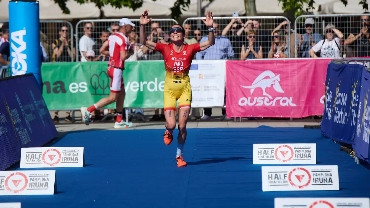 X edición de la Half Triathlon Pamplona-Iruña, que además este año ha sido también el Campeonato de Europa de Triatlón de Media Distancia, con la victoria del español Guillem Montiel en categoría masculina y la polaca Marta Lagownik en categoría femenina. IÑIGO ALZUGARAY