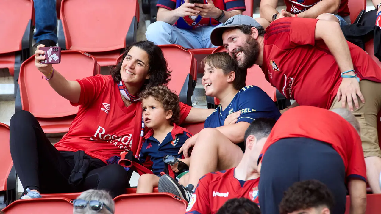 La grada del estadio de El Sadar durante el partido de La Liga EA Sports entre CA Osasuna y RCD Espanyol disputado en Pamplona. IÑIGO ALZUGARAY