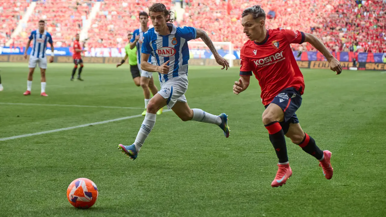 Carlos Romero (22. RCD Espanyol) y Bryan Zaragoza (19. CA Osasuna) durante el partido de La Liga EA Sports entre CA Osasuna y RCD Espanyol disputado en el estadio de El Sadar en Pamplona. IÑIGO ALZUGARAY