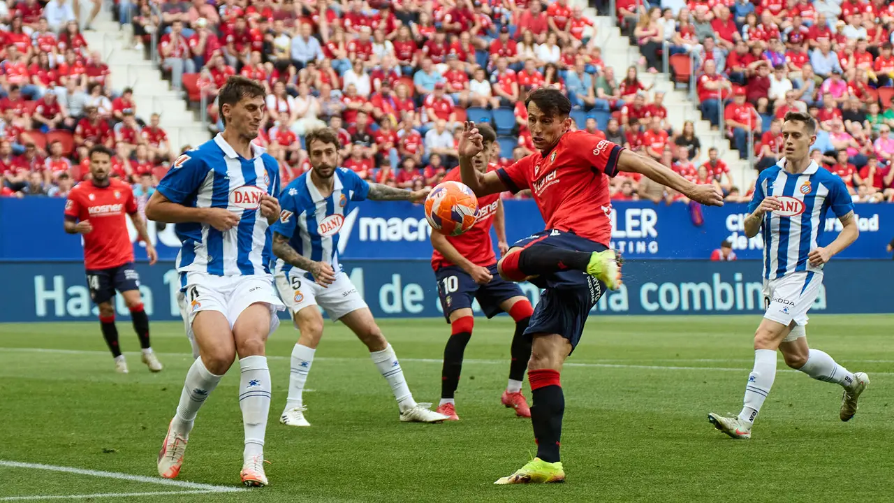 Marash Kumbulla (4. RCD Espanyol), Fernando Calero (5. RCD Espanyol) y Ante Budimir (17. CA Osasuna) durante el partido de La Liga EA Sports entre CA Osasuna y RCD Espanyol disputado en el estadio de El Sadar en Pamplona. IÑIGO ALZUGARAY