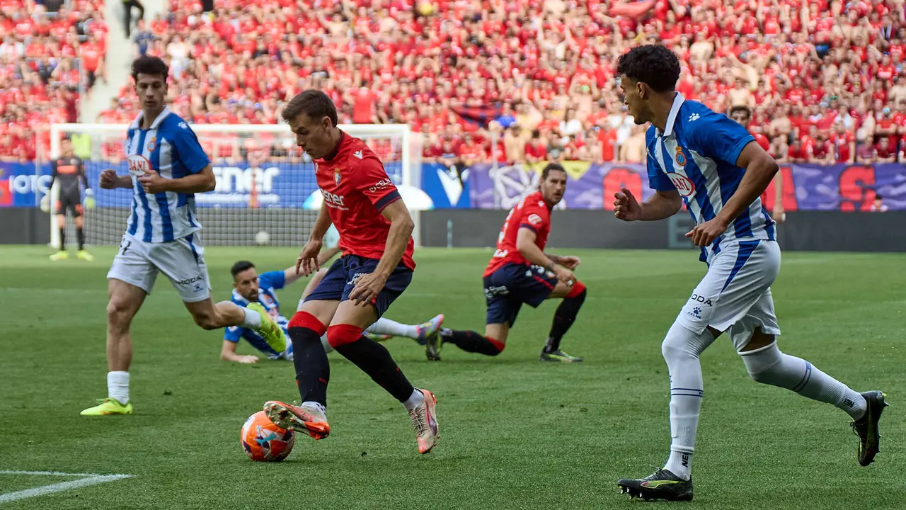 Pablo Ibáñez (8. CA Osasuna) durante el partido de La Liga EA Sports entre CA Osasuna y RCD Espanyol disputado en el estadio de El Sadar en Pamplona. IÑIGO ALZUGARAY