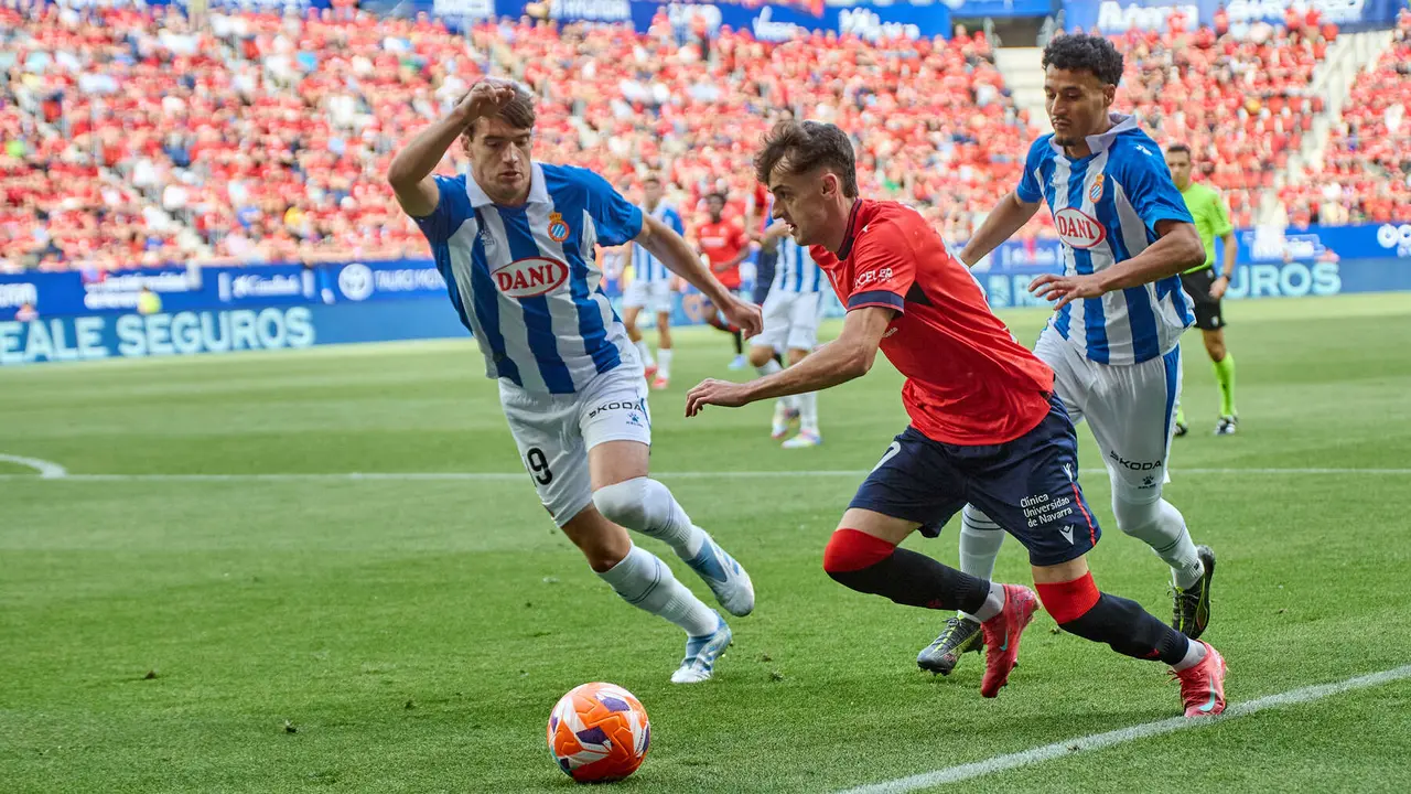 Urko González (19. RCD Espanyol), Aimar Oroz (10. CA Osasuna) y Omar El Hilali (23. RCD Espanyol) durante el partido de La Liga EA Sports entre CA Osasuna y RCD Espanyol disputado en el estadio de El Sadar en Pamplona. IÑIGO ALZUGARAY