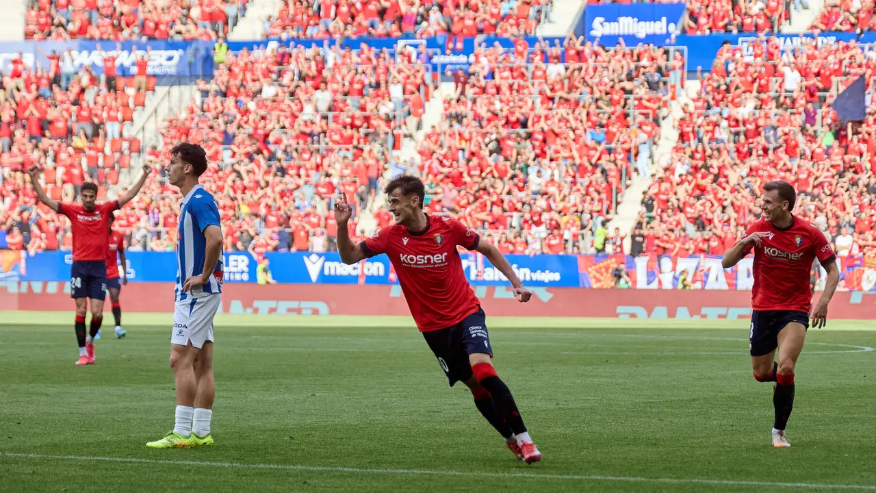Los jugadores de Osasuna celebran el gol de Aimar Oroz (1-0) durante el partido de La Liga EA Sports entre CA Osasuna y RCD Espanyol disputado en el estadio de El Sadar en Pamplona. IÑIGO ALZUGARAY
