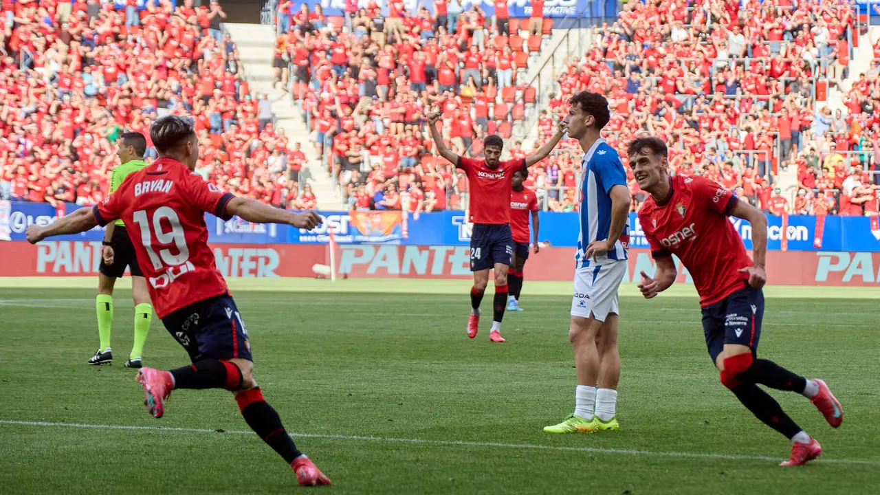 Los jugadores de Osasuna celebran el gol de Aimar Oroz (1-0) durante el partido de La Liga EA Sports entre CA Osasuna y RCD Espanyol disputado en el estadio de El Sadar en Pamplona. IÑIGO ALZUGARAY