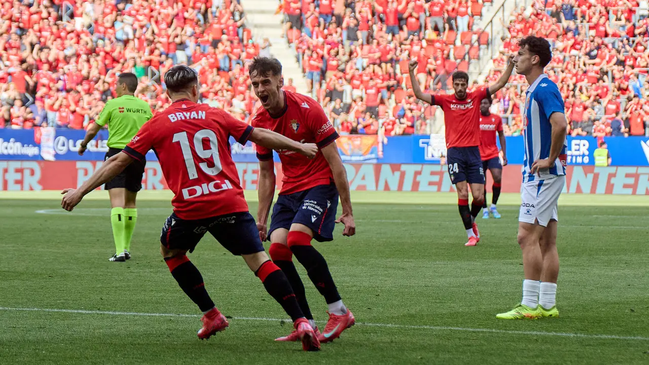 Los jugadores de Osasuna celebran el gol de Aimar Oroz (1-0) durante el partido de La Liga EA Sports entre CA Osasuna y RCD Espanyol disputado en el estadio de El Sadar en Pamplona. IÑIGO ALZUGARAY