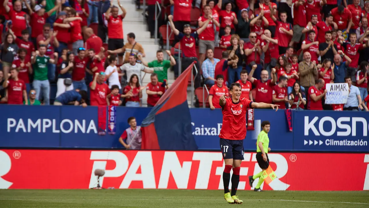 Los jugadores de Osasuna celebran el gol de Aimar Oroz (1-0) durante el partido de La Liga EA Sports entre CA Osasuna y RCD Espanyol disputado en el estadio de El Sadar en Pamplona. IÑIGO ALZUGARAY