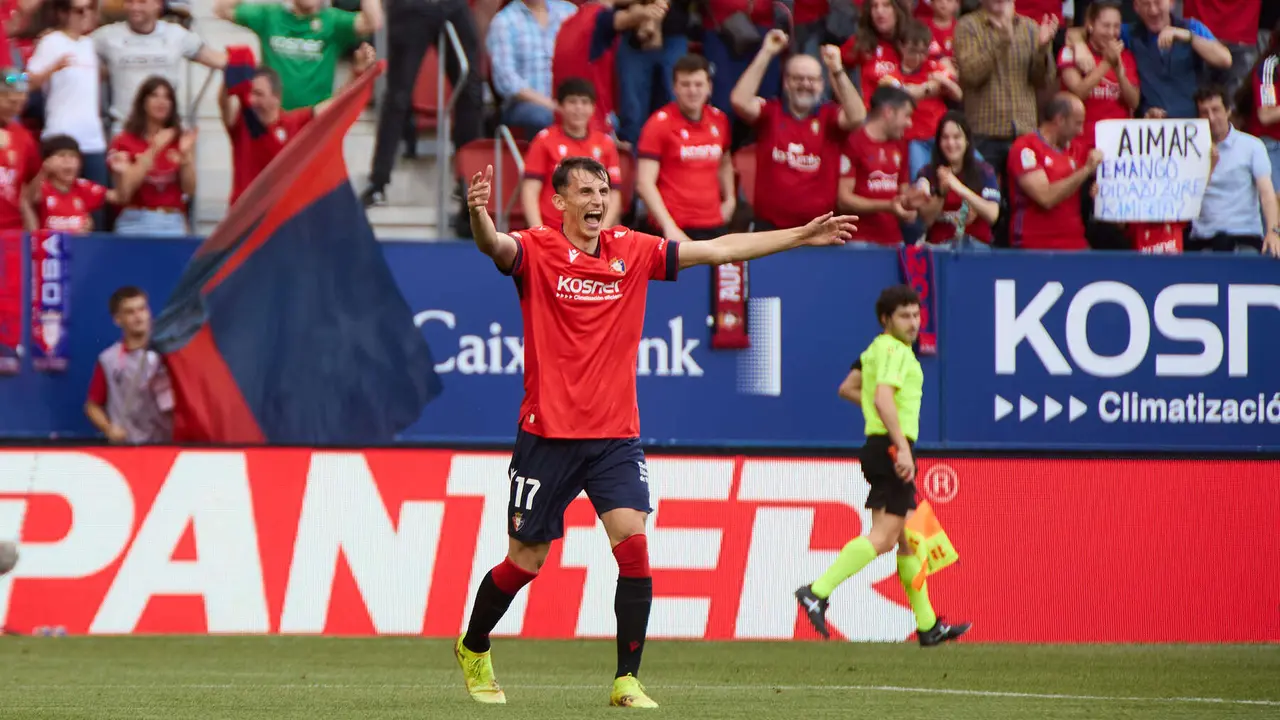 Los jugadores de Osasuna celebran el gol de Aimar Oroz (1-0) durante el partido de La Liga EA Sports entre CA Osasuna y RCD Espanyol disputado en el estadio de El Sadar en Pamplona. IÑIGO ALZUGARAY