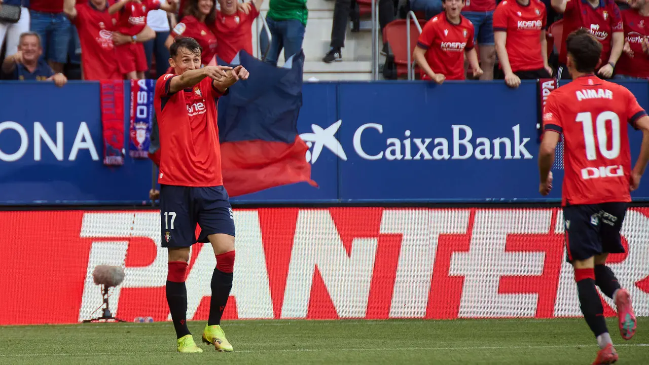 Los jugadores de Osasuna celebran el gol de Aimar Oroz (1-0) durante el partido de La Liga EA Sports entre CA Osasuna y RCD Espanyol disputado en el estadio de El Sadar en Pamplona. IÑIGO ALZUGARAY