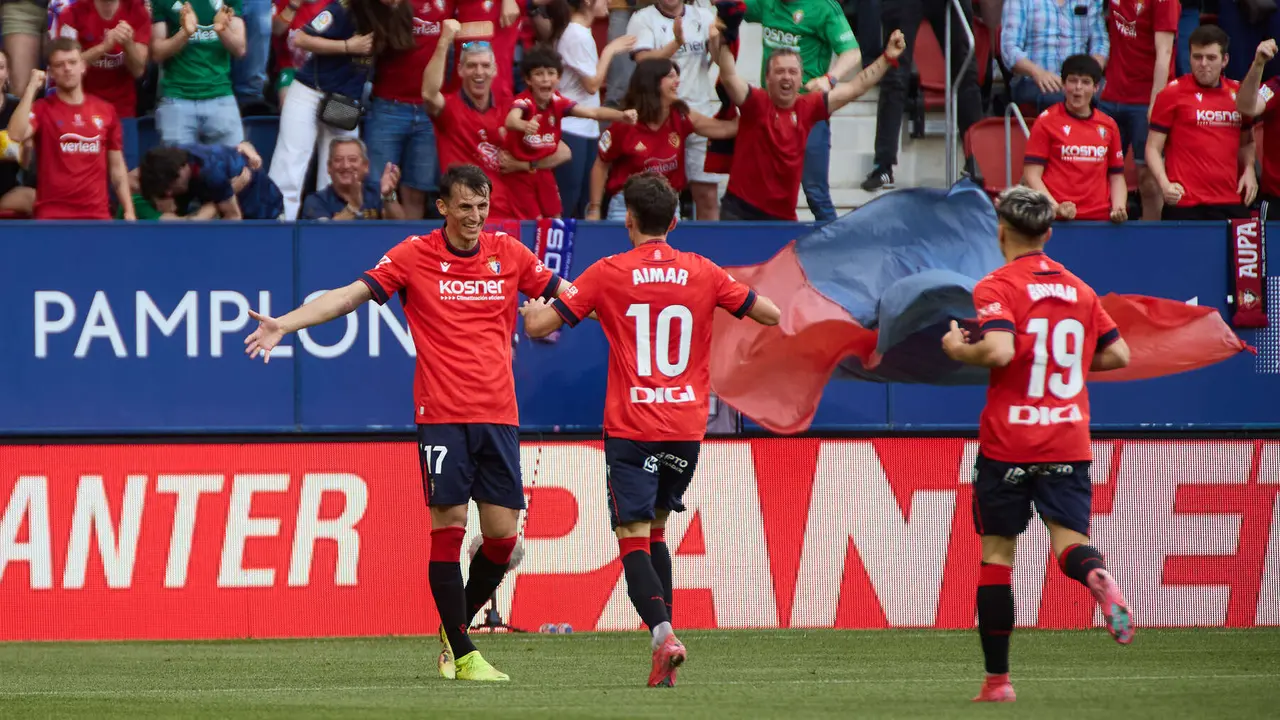 Los jugadores de Osasuna celebran el gol de Aimar Oroz (1-0) durante el partido de La Liga EA Sports entre CA Osasuna y RCD Espanyol disputado en el estadio de El Sadar en Pamplona. IÑIGO ALZUGARAY
