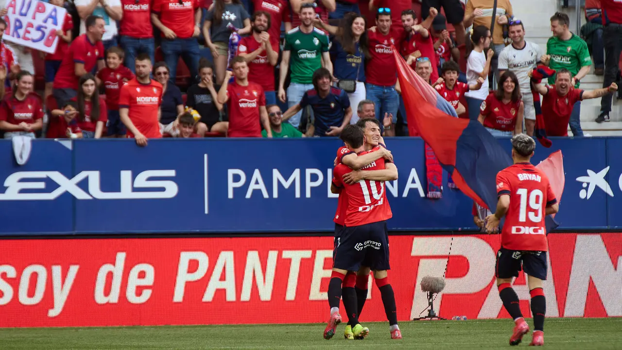 Los jugadores de Osasuna celebran el gol de Aimar Oroz (1-0) durante el partido de La Liga EA Sports entre CA Osasuna y RCD Espanyol disputado en el estadio de El Sadar en Pamplona. IÑIGO ALZUGARAY