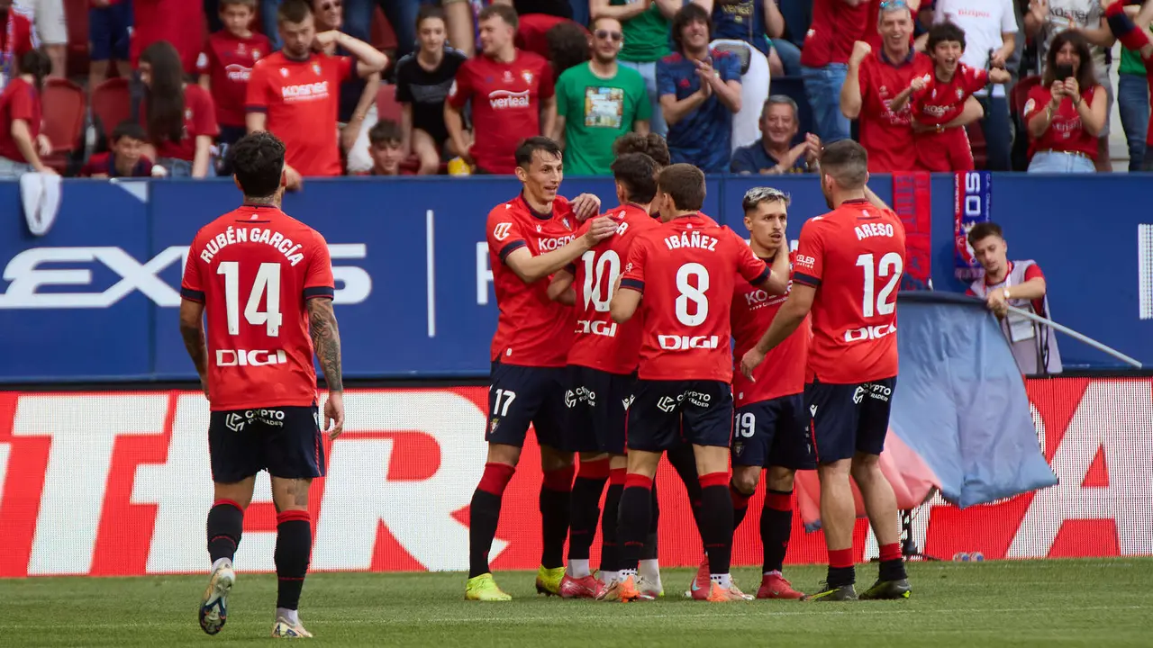 Los jugadores de Osasuna celebran el gol de Aimar Oroz (1-0) durante el partido de La Liga EA Sports entre CA Osasuna y RCD Espanyol disputado en el estadio de El Sadar en Pamplona. IÑIGO ALZUGARAY