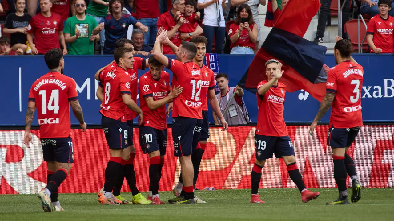 Los jugadores de Osasuna celebran el gol de Aimar Oroz (1-0) durante el partido de La Liga EA Sports entre CA Osasuna y RCD Espanyol disputado en el estadio de El Sadar en Pamplona. IÑIGO ALZUGARAY