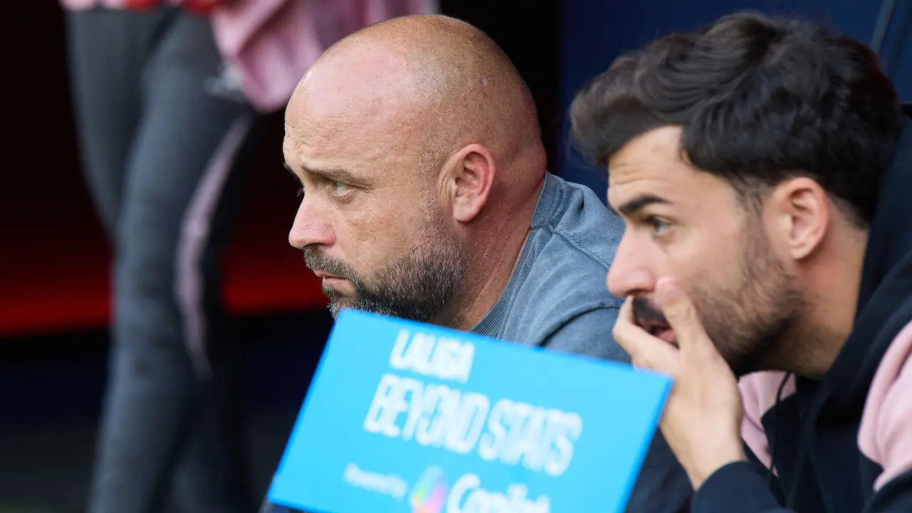 Manolo Gonzalez (entrenador RCD Espanyol) durante el partido de La Liga EA Sports entre CA Osasuna y RCD Espanyol disputado en el estadio de El Sadar en Pamplona. IÑIGO ALZUGARAY
