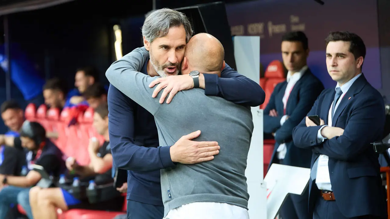 Vicente Moreno (entrenador CA Osasuna) y Manolo Gonzalez (entrenador RCD Espanyol) durante el partido de La Liga EA Sports entre CA Osasuna y RCD Espanyol disputado en el estadio de El Sadar en Pamplona. IÑIGO ALZUGARAY