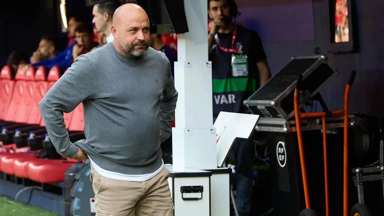 Manolo Gonzalez (entrenador RCD Espanyol) durante el partido de La Liga EA Sports entre CA Osasuna y RCD Espanyol disputado en el estadio de El Sadar en Pamplona. IÑIGO ALZUGARAY