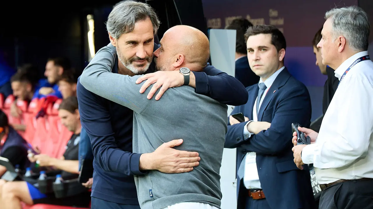 Vicente Moreno (entrenador CA Osasuna) y Manolo Gonzalez (entrenador RCD Espanyol) durante el partido de La Liga EA Sports entre CA Osasuna y RCD Espanyol disputado en el estadio de El Sadar en Pamplona. IÑIGO ALZUGARAY