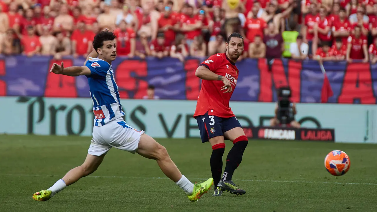 Antoniu Roca (31. RCD Espanyol) y Juan Cruz (3. CA Osasuna) durante el partido de La Liga EA Sports entre CA Osasuna y RCD Espanyol disputado en el estadio de El Sadar en Pamplona. IÑIGO ALZUGARAY