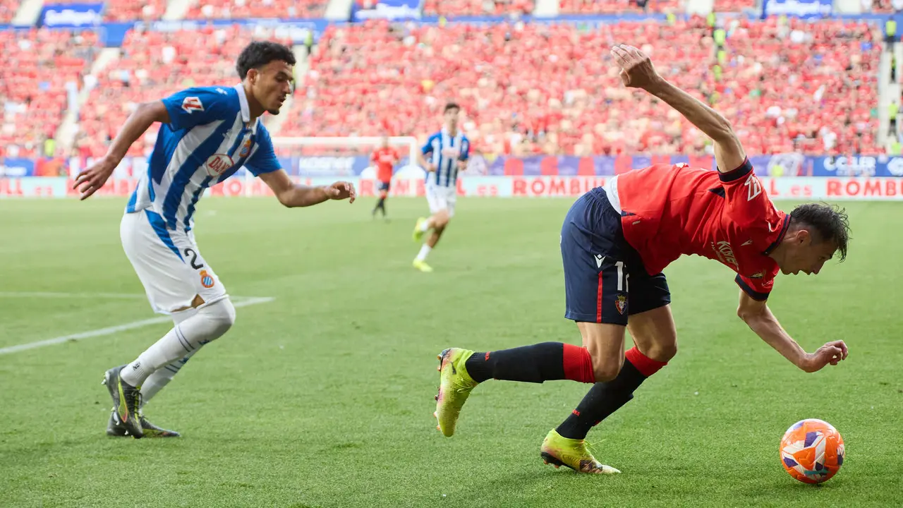 Omar El Hilali (23. RCD Espanyol) y Ante Budimir (17. CA Osasuna) durante el partido de La Liga EA Sports entre CA Osasuna y RCD Espanyol disputado en el estadio de El Sadar en Pamplona. IÑIGO ALZUGARAY