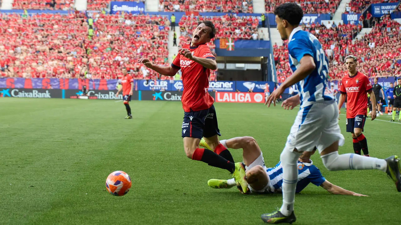 Ante Budimir (17. CA Osasuna), Antoniu Roca (31. RCD Espanyol) y Omar El Hilali (23. RCD Espanyol) durante el partido de La Liga EA Sports entre CA Osasuna y RCD Espanyol disputado en el estadio de El Sadar en Pamplona. IÑIGO ALZUGARAY