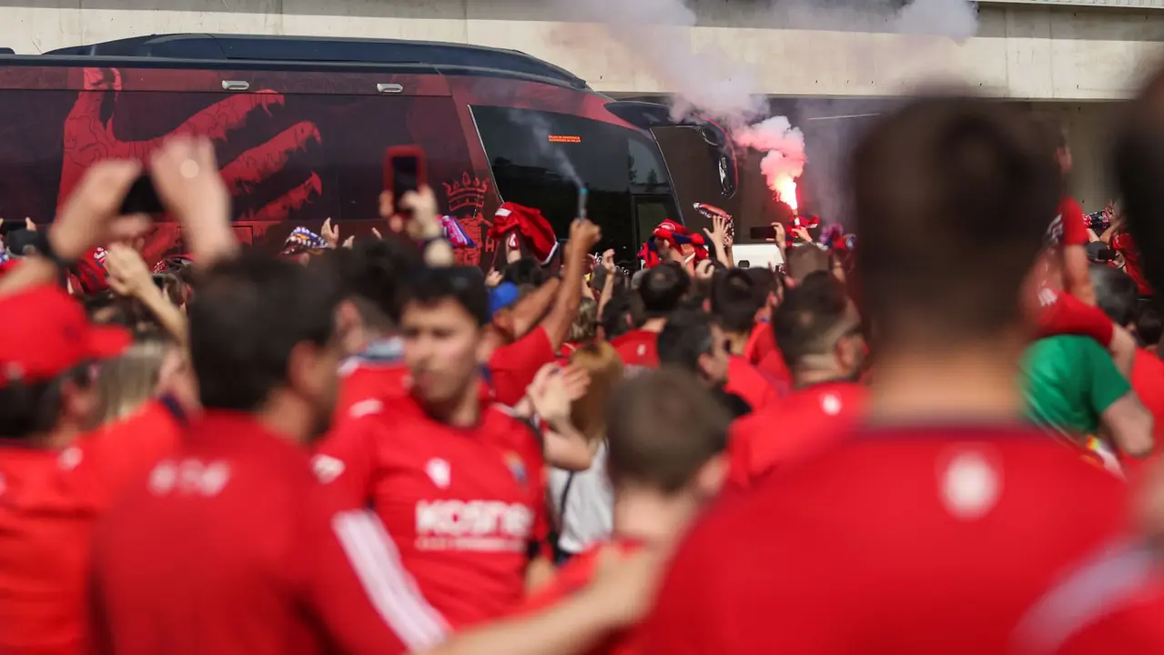 Cientos de aficionados reciben por todo lo alto a Osasuna en El Sadar. AFP7/EUROPA PRESS