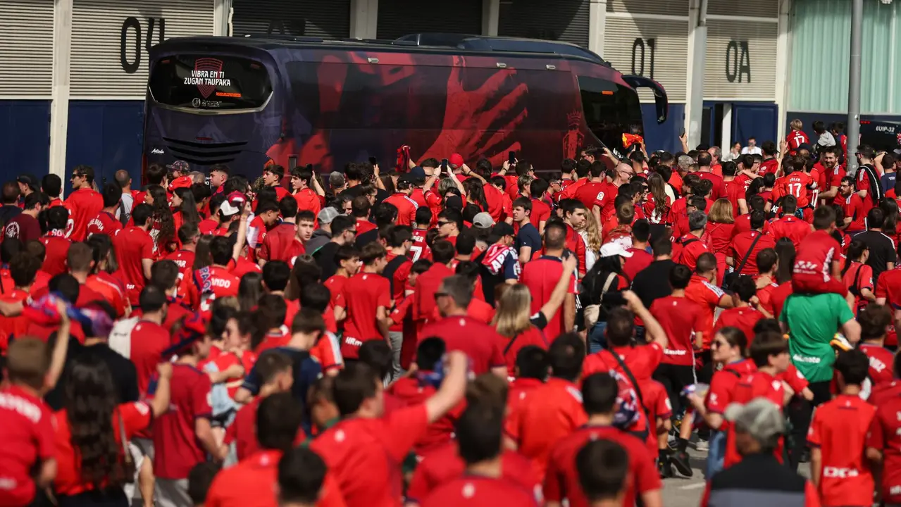 Cientos de aficionados reciben por todo lo alto a Osasuna en El Sadar. AFP7/EUROPA PRESS