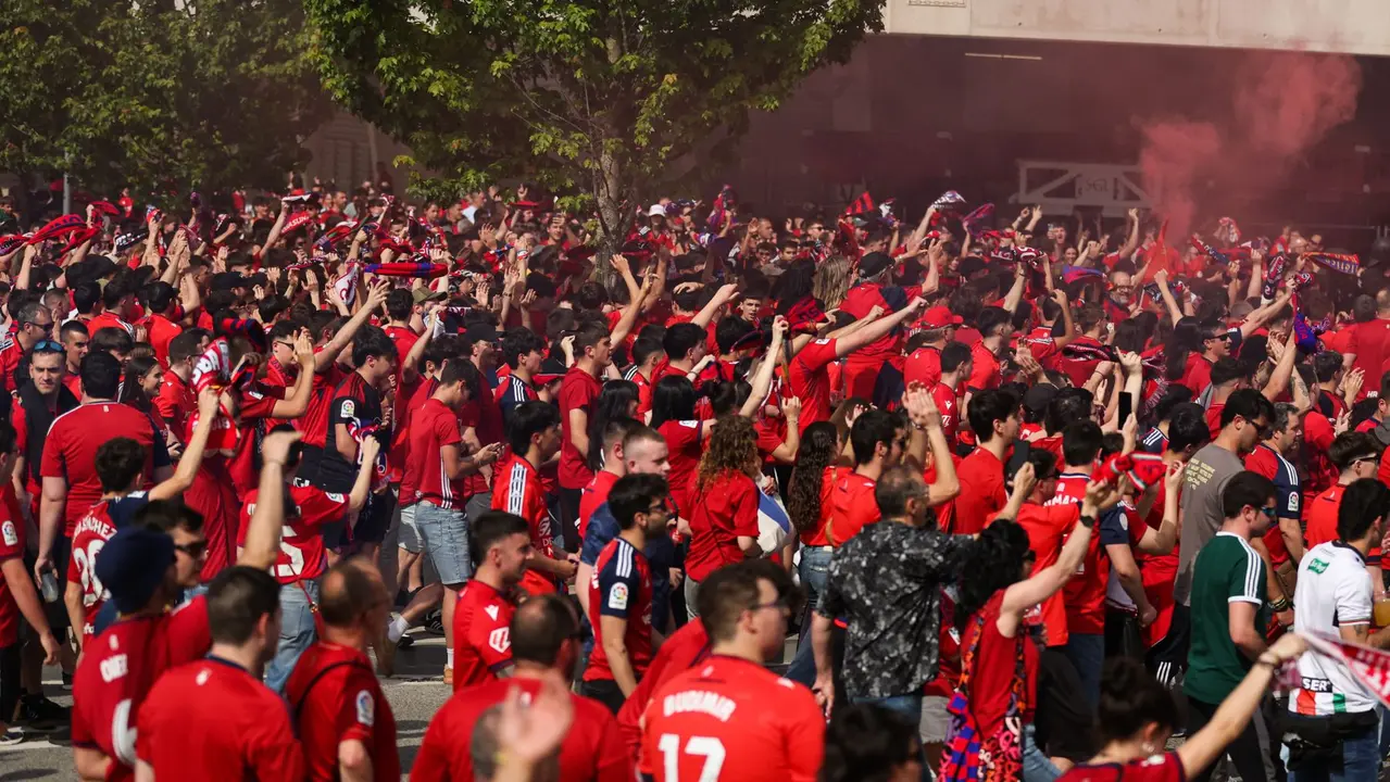 Cientos de aficionados reciben por todo lo alto a Osasuna en El Sadar. AFP7/EUROPA PRESS