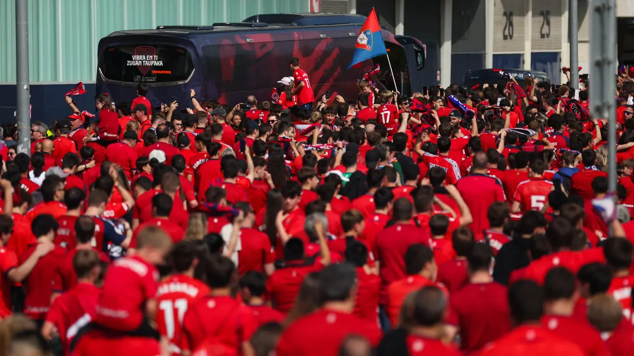 Cientos de aficionados reciben por todo lo alto a Osasuna en El Sadar. AFP7/EUROPA PRESS