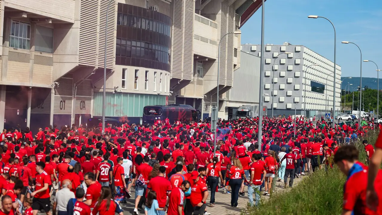 Cientos de aficionados reciben por todo lo alto a Osasuna en El Sadar. AFP7/EUROPA PRESS