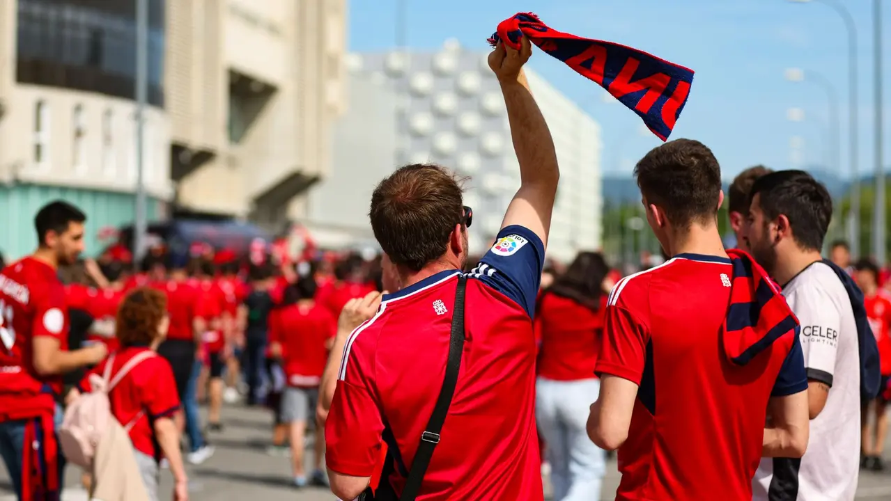 Cientos de aficionados reciben por todo lo alto a Osasuna en El Sadar. AFP7/EUROPA PRESS